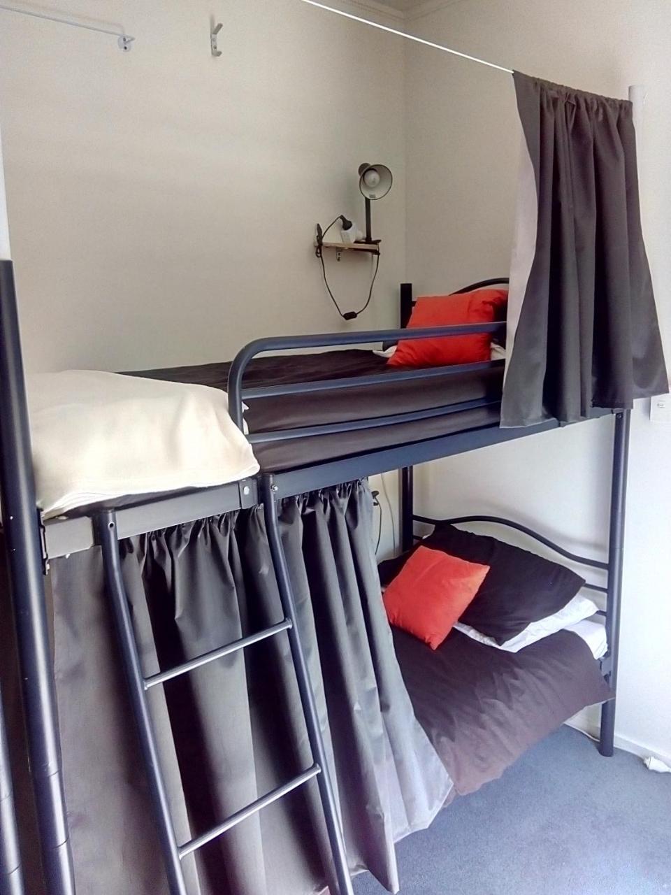 Bouncing Lamb Backpackers Hostel Nelson Exterior photo